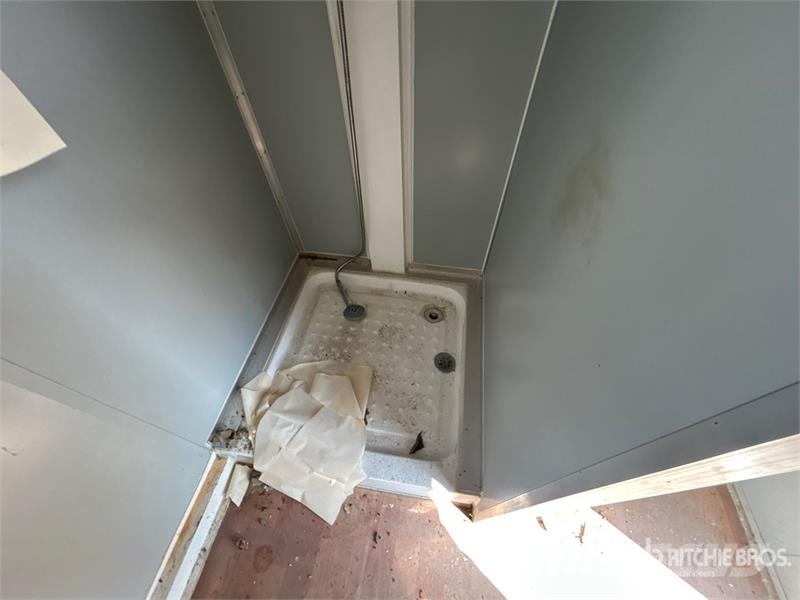 7 ft 5 in x 6 ft in Portable Toilet Drugi deli