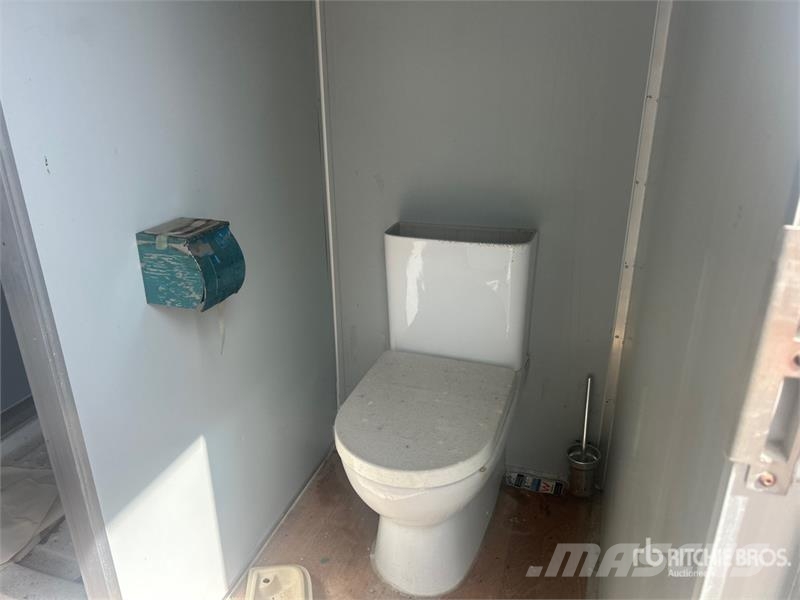 7 ft 5 in x 6 ft in Portable Toilet Drugi deli