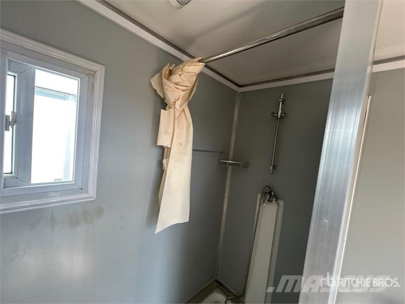 7 ft 5 in x 6 ft in Portable Toilet Drugi deli