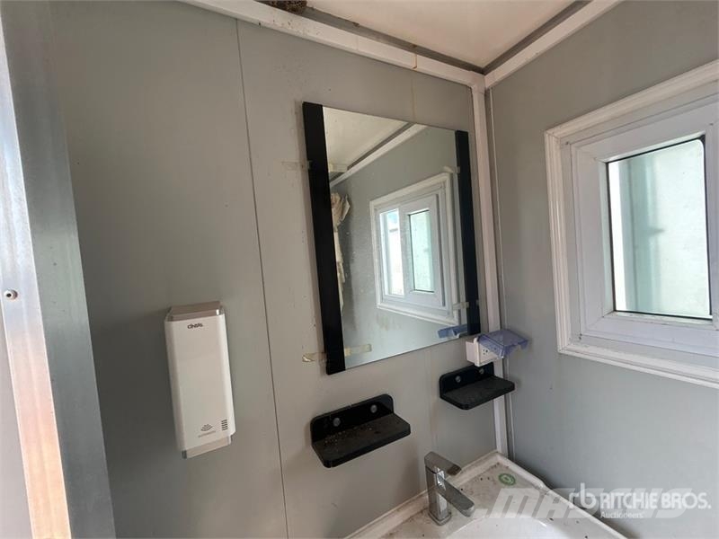 7 ft 5 in x 6 ft in Portable Toilet Drugi deli