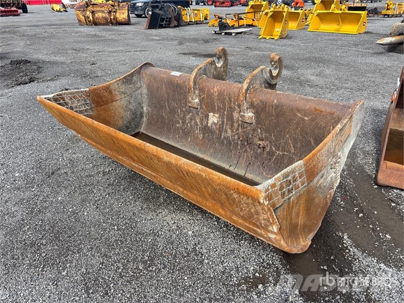 72 in Q/C Cleanup Excavator Bucket - Fits Link-Bel Godet