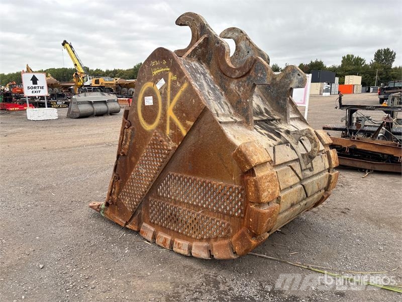 72 in Q/C Digging Excavator Bucket - Fits John Dee Buckets