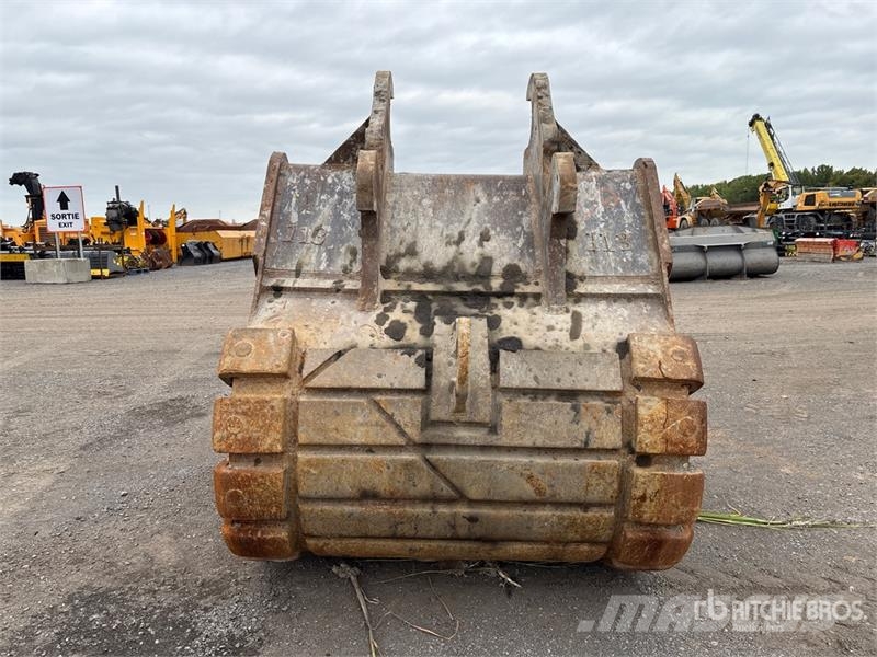 72 in Q/C Digging Excavator Bucket - Fits John Dee Buckets