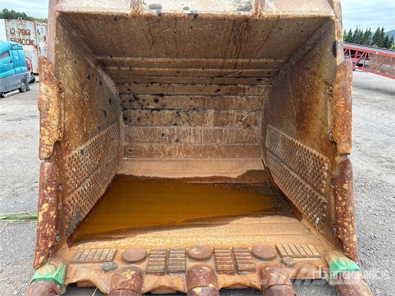 72 in Q/C Digging Excavator Bucket - Fits John Dee Buckets
