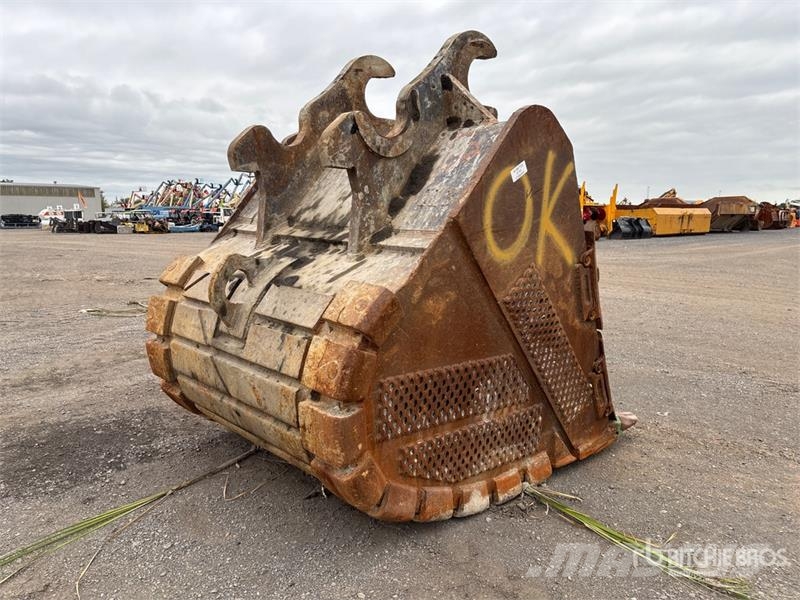 72 in Q/C Digging Excavator Bucket - Fits John Dee Buckets