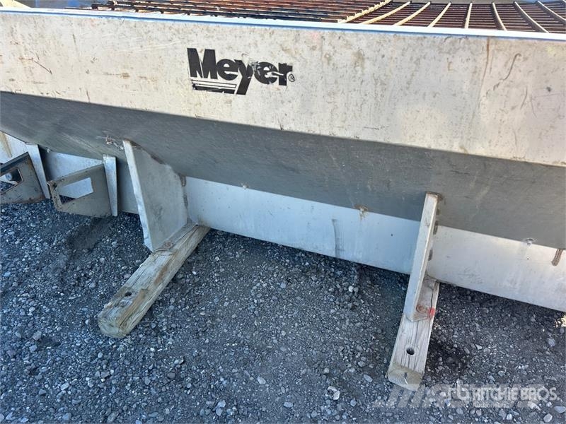 8 ft Salt Spreader Hiekan- ja suolanlevittimet