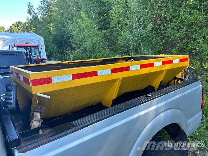 8 Ft Salt Spreader - Fits Pickup Sableuse et saleuse