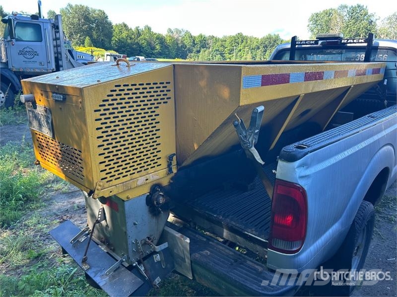 8 Ft Salt Spreader - Fits Pickup Sableuse et saleuse