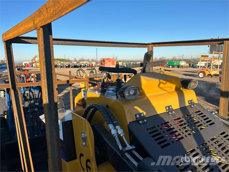 AGT KKT(A)27 Compact Track Loader (Unused) Lietoti riteņu kompaktiekrāvēji