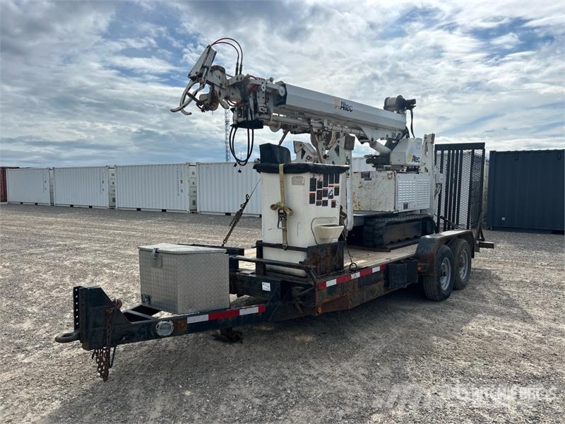 Altec DB37 Crawler Carrier Digger Derrick (Inoperable) Stavebníctvo - ostatné