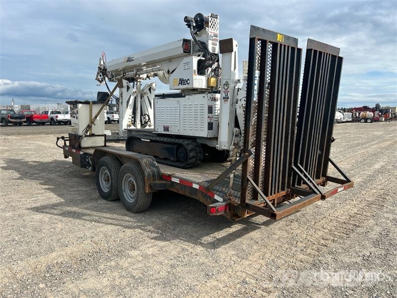 Altec DB37 Crawler Carrier Digger Derrick (Inoperable) Stavebníctvo - ostatné