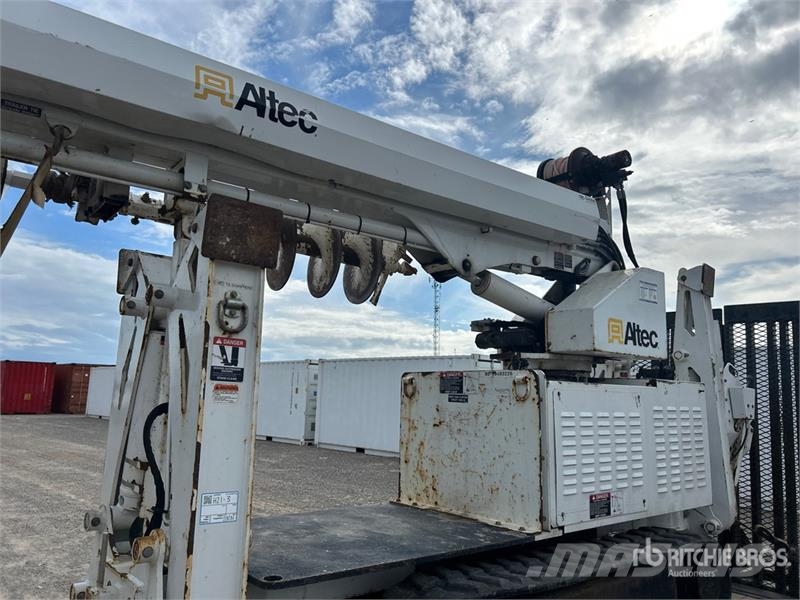Altec DB37 Crawler Carrier Digger Derrick (Inoperable) Stavebníctvo - ostatné