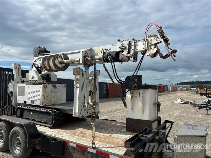Altec DB37 Crawler Carrier Digger Derrick (Inoperable) Stavebníctvo - ostatné