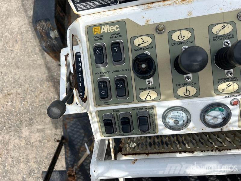 Altec DB37 Crawler Carrier Digger Derrick (Inoperable) Stavebníctvo - ostatné