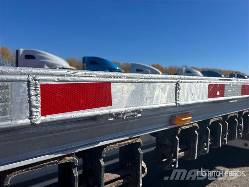 Alutrec 52 ft T/A Flatbed Trailer Planhengere