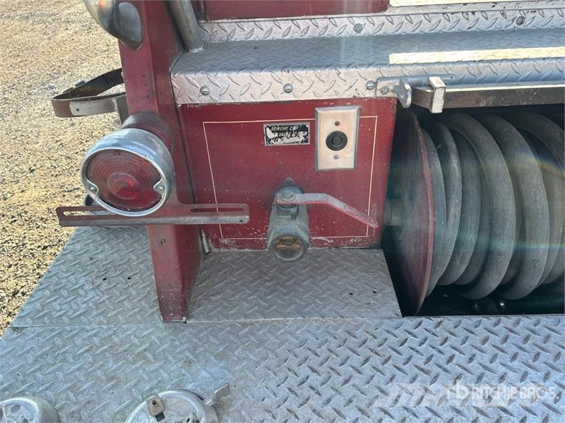 American LaFrance 4x2 Fire Truck (Inoperable) شاحنات حريق