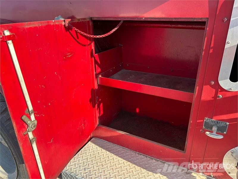 American LaFrance 4x2 Fire Truck (Inoperable) شاحنات حريق