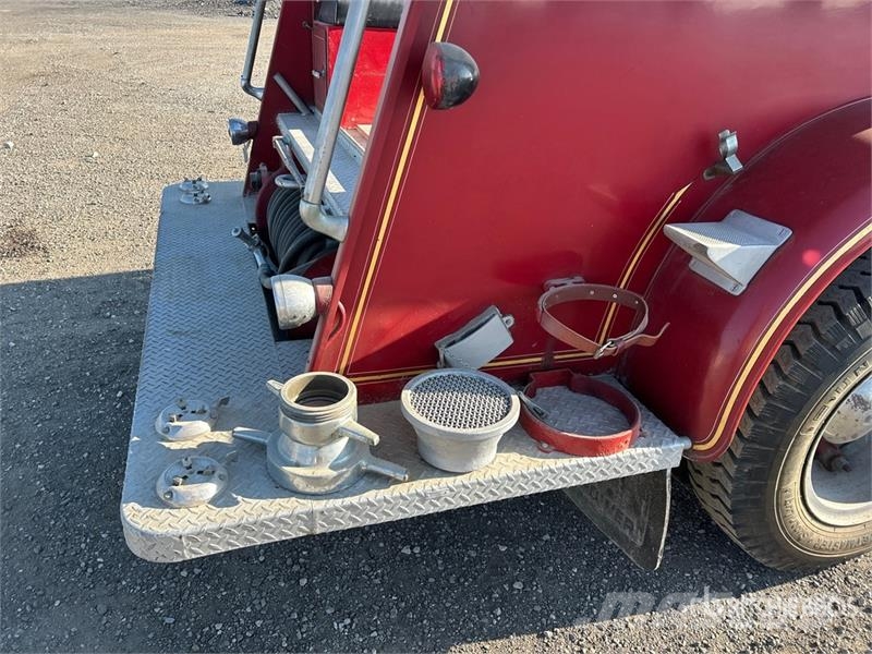 American LaFrance 4x2 Fire Truck (Inoperable) شاحنات حريق