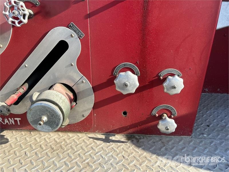 American LaFrance 4x2 Fire Truck (Inoperable) شاحنات حريق