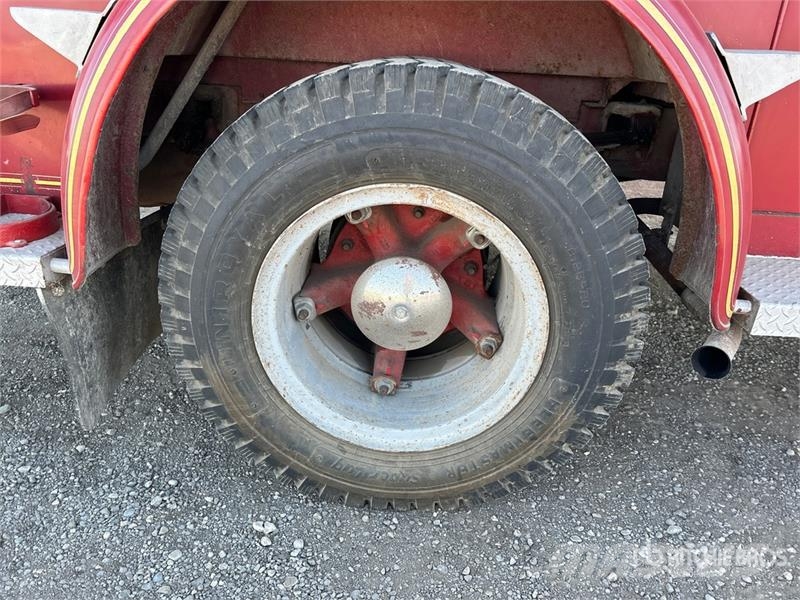American LaFrance 4x2 Fire Truck (Inoperable) شاحنات حريق