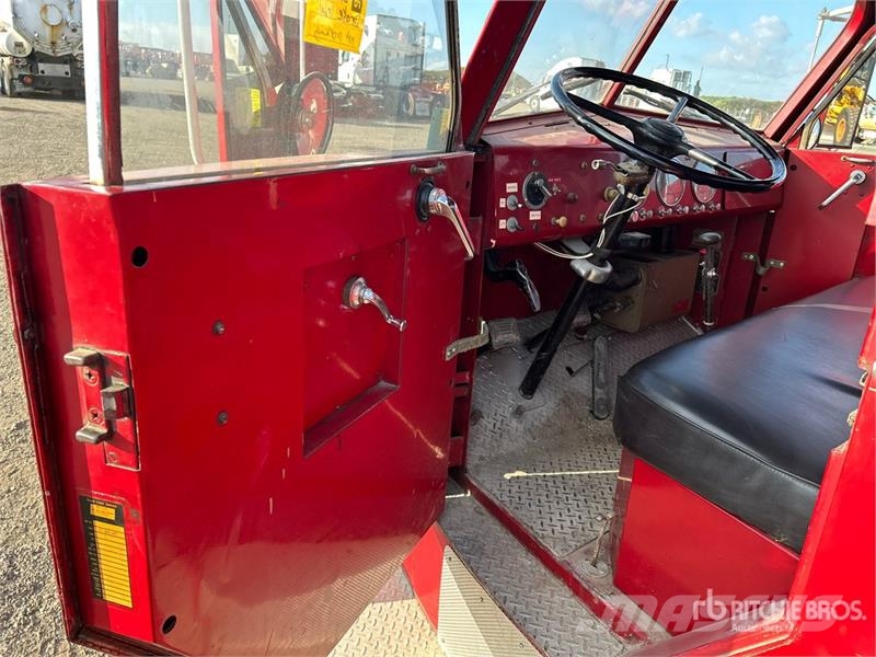 American LaFrance 4x2 Fire Truck (Inoperable) شاحنات حريق
