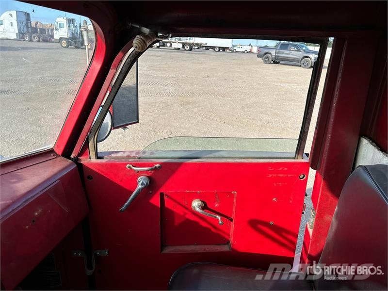 American LaFrance 4x2 Fire Truck (Inoperable) شاحنات حريق