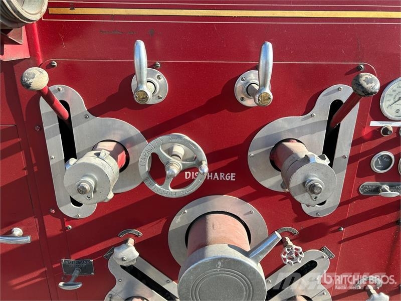 American LaFrance 4x2 Fire Truck (Inoperable) شاحنات حريق