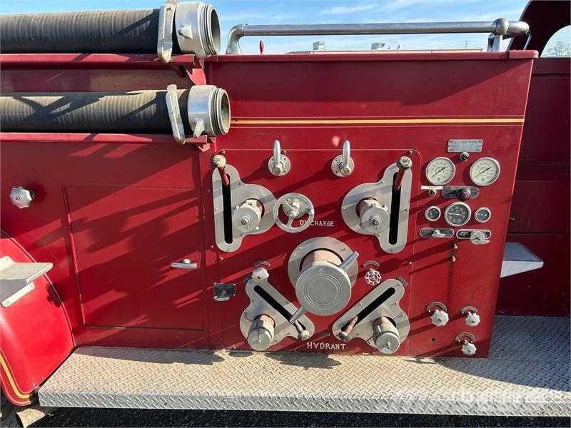American LaFrance 4x2 Fire Truck (Inoperable) شاحنات حريق