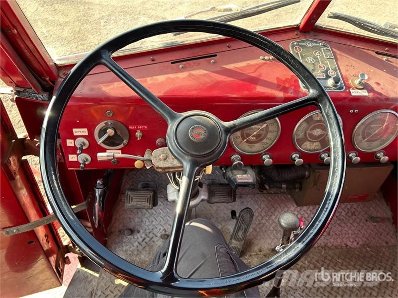 American LaFrance 4x2 Fire Truck (Inoperable) شاحنات حريق