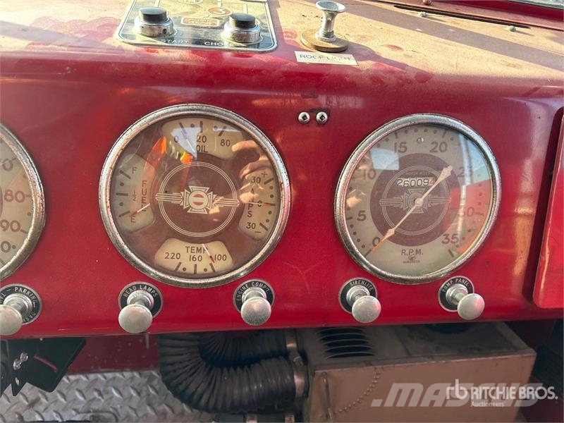 American LaFrance 4x2 Fire Truck (Inoperable) شاحنات حريق