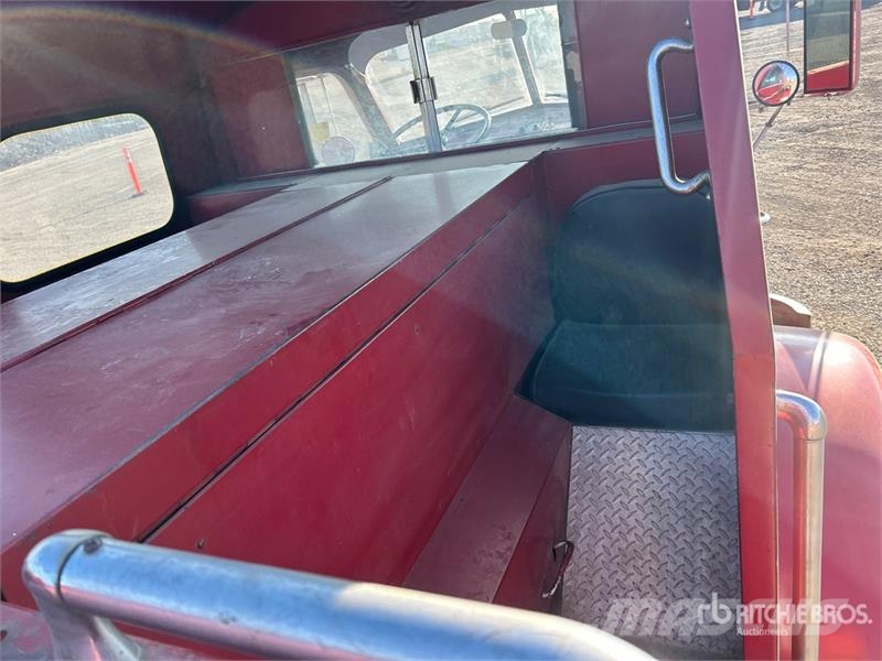 American LaFrance 4x2 Fire Truck (Inoperable) شاحنات حريق