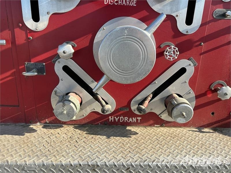 American LaFrance 4x2 Fire Truck (Inoperable) شاحنات حريق