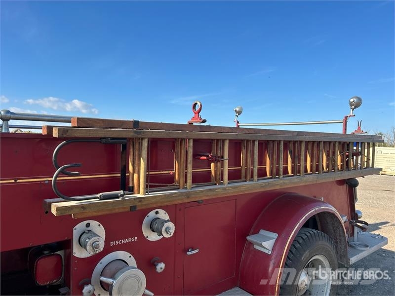 American LaFrance 4x2 Fire Truck (Inoperable) شاحنات حريق