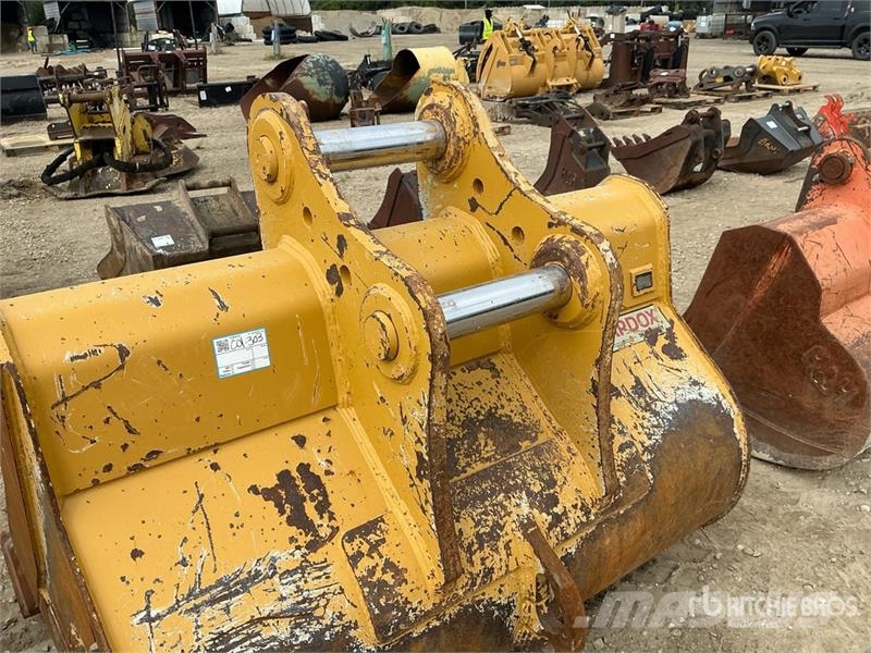 AMI 68 in Excavator Bucket Pistoane