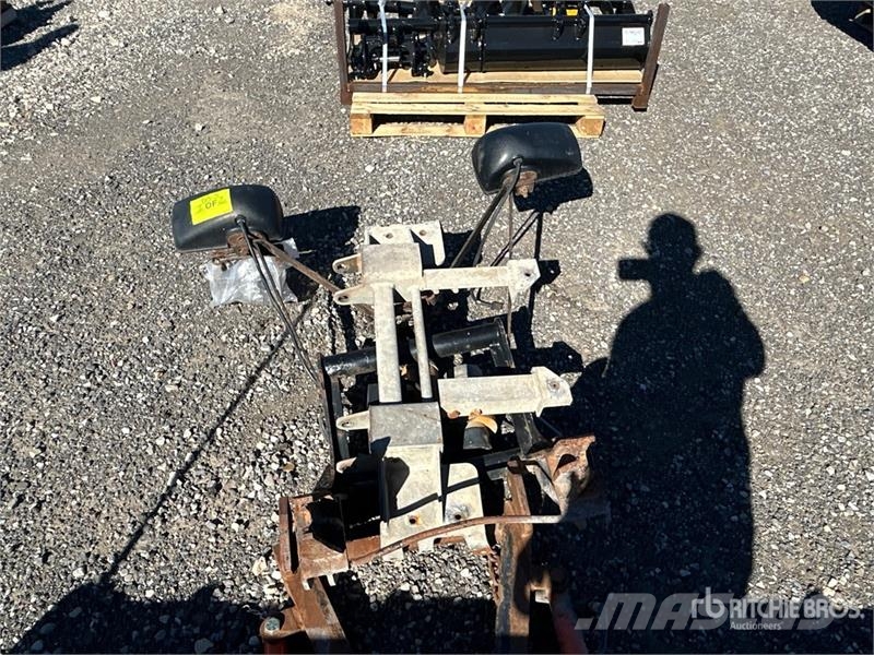  Artic 8 ft 2 Way Snow Plow Снігоочищувальні ножі та плуги