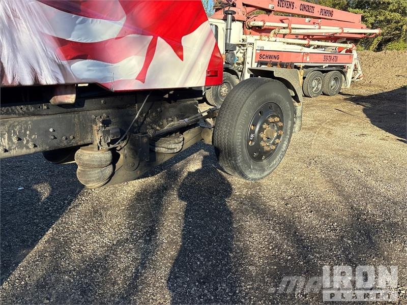 Bay-Lynx Multi Cat on Phoenix 12x4 Stone Spreader 加气混凝土生产设备/制砖机