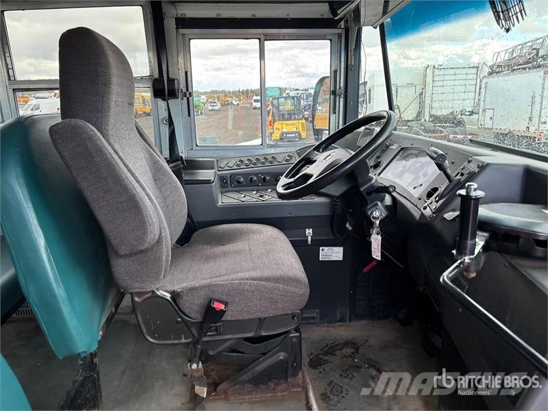 Blue Bird 4x2 72-Seat School Bus Minibusy