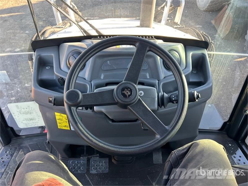 Bobcat B760 لوادر ذات جرافات عكسية