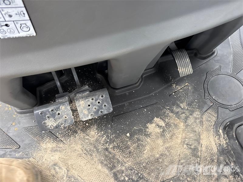 Bobcat B760 لوادر ذات جرافات عكسية