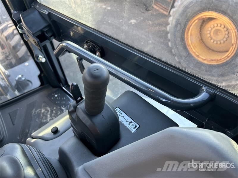 Bobcat B760 لوادر ذات جرافات عكسية