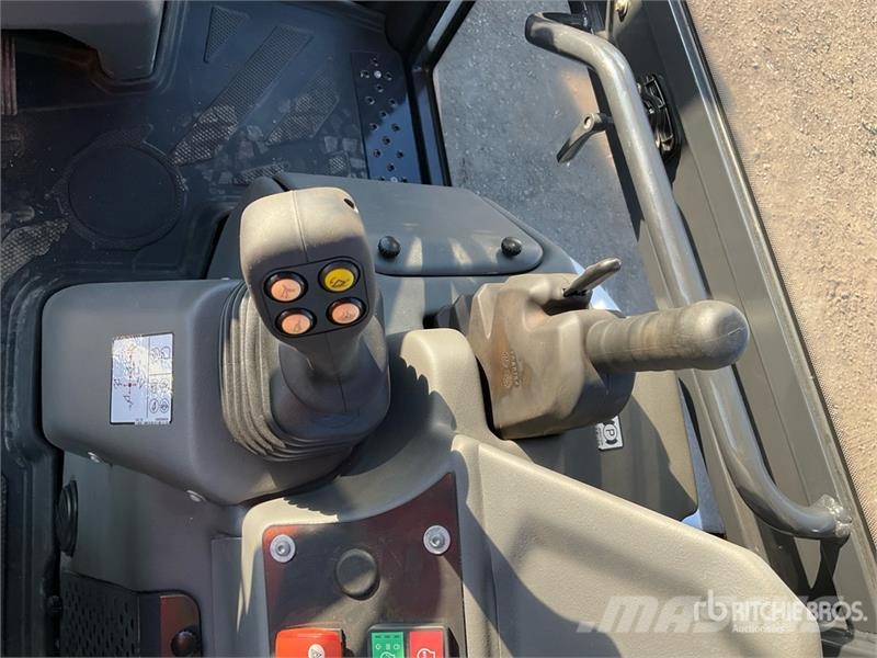 Bobcat B760 لوادر ذات جرافات عكسية