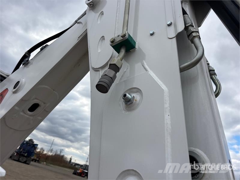 Bobcat B760 لوادر ذات جرافات عكسية