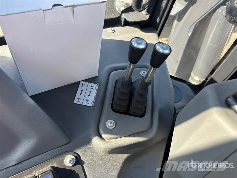 Bobcat B760 バックホーローダー