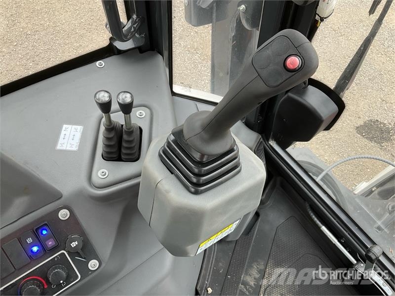Bobcat B760 لوادر ذات جرافات عكسية