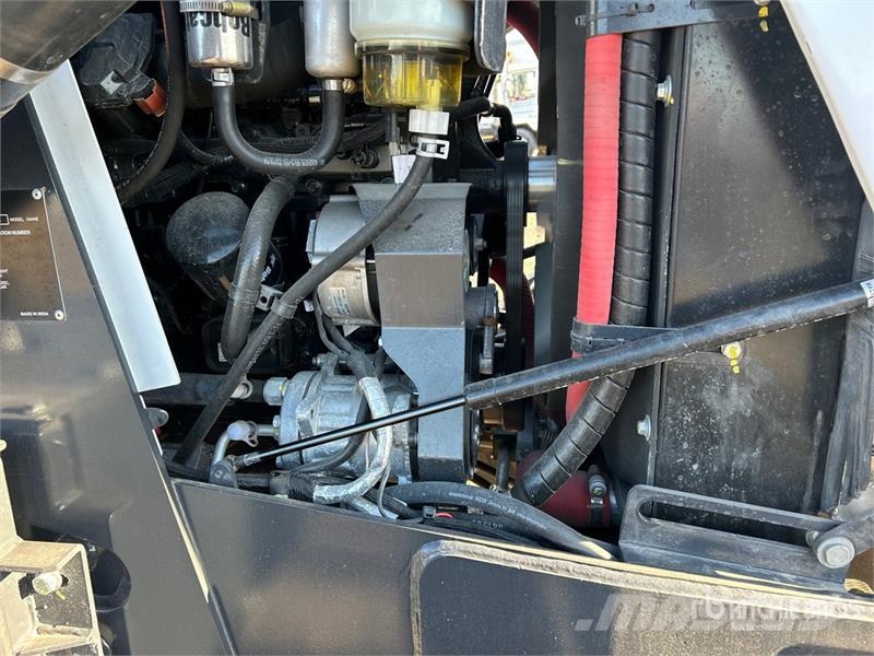 Bobcat B760 لوادر ذات جرافات عكسية