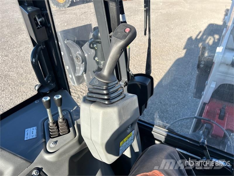 Bobcat B760 لوادر ذات جرافات عكسية