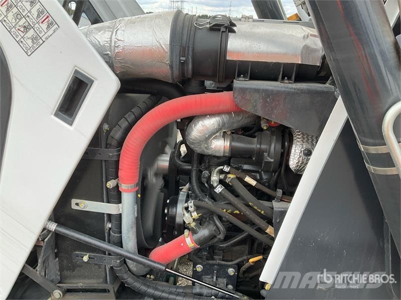 Bobcat B760 لوادر ذات جرافات عكسية
