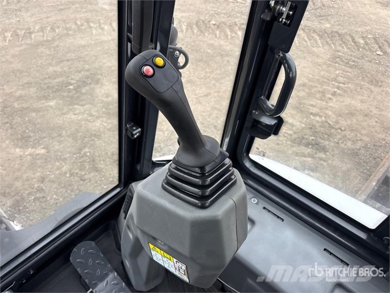 Bobcat B760 لوادر ذات جرافات عكسية