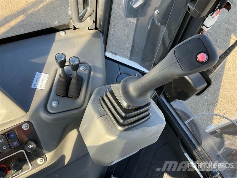 Bobcat B760 لوادر ذات جرافات عكسية