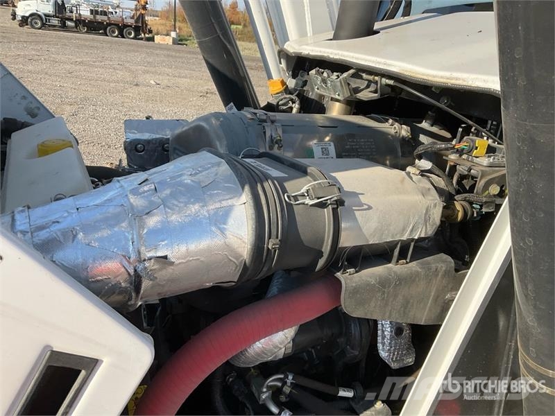Bobcat B760 لوادر ذات جرافات عكسية